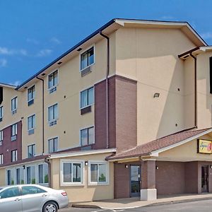 Super 8 By Wyndham Nashville/ Dntn/ Opryland Area
